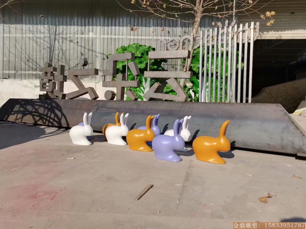 玻璃钢抽象小兔子雕塑 草坪摆件彩色喷漆兔子